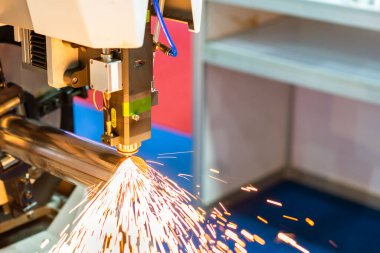 Yüksek duyarlı cnc plazma lazer kesme makinesinin nozülünü kapat veya iş parçalarını (boru) oyma veya delme sırasında veya fabrikada veya atölyede otomatik besleme ve döndürme klempi ile birçok kıvılcım