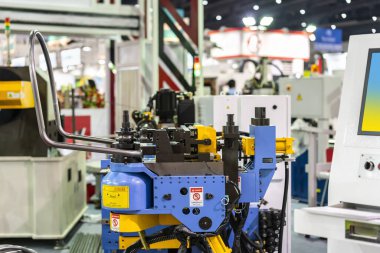 Yüksek teknoloji ve hassasiyet yarı otomatik boru veya endüstriyel bükme makinesi