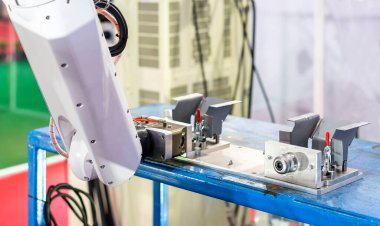 yüksek teknoloji ve hassas robot kavrama otomatik hızlı kilit klempi veya yakalamak için chuck ürün iş parçası kaynak fabrikası veya atölye üretim sürecinde jig figürü üzerine kurulmuş.