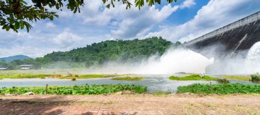 Nakhon Nayok 'da bulunan Khun Dan Prakan Chon barajında inanılmaz ve güzel su akışı ya da mavi gökyüzü ve bulutlu büyük barajda taşkınlar (Khun Dan Prakan Chon barajı))