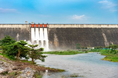 Nakhon Nayok 'da bulunan Khun Dan Prakan Chon barajında inanılmaz ve güzel su akışı ya da mavi gökyüzü ve bulutlu büyük barajda taşkınlar (Khun Dan Prakan Chon barajı))