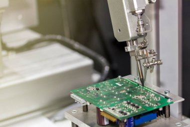 Fabrikada yazdırılmış ve montajlanmış elektrik devre kartı (PCB) için otomatik nokta lehimleme için robotik sistem