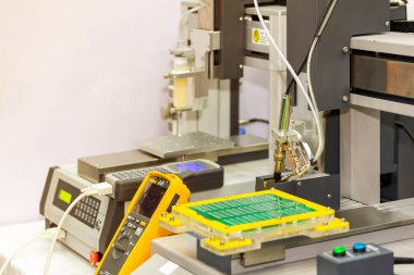 Yazdırılmış ve montajlanmış elektrik devre kartı (PCB) için otomatik nokta lehimleme için robotik sistemin demir uçlarını lehimleme işlemi )