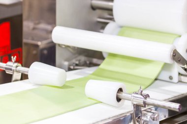 Çin ya da Asya yemekleri için yüksek teknoloji endüstriyel gıda üreticileri tarafından otomatik gıda yapma makinesinin kemer taşıyıcısına sarılmış hamuru (buharda pişirilmiş çörekler)