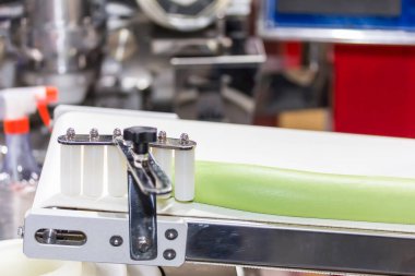 Çin ya da Asya yemekleri için hamur hamuru malzemelerini yüksek teknoloji endüstriyel üretimi için üretim hattında otomatikman kemer taşıyıcısına buharda pişmiş çörekler.