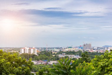 Tayland 'ın Chonburi şehrinin güzel manzarası Akşamleyin tepeden alındı