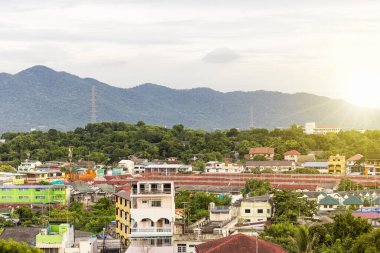 Tayland 'ın Chonburi şehrinin güzel manzarası Akşamleyin tepeden alındı