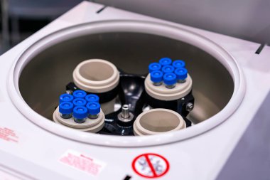 Biyokimya endüstriyel veya biyomedikal bileşenlerini ayırmak için laboratuvarın otomatik ve modern yüksek teknoloji multi tüp santrifüj makinesi vesaire..