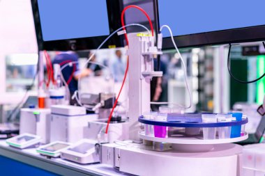 Endüstriyel kimyasal ilaç ve içecek kozmetik ürünleri için beher ya da şişe içindeki mülkiyet çözümünü analiz etmek için titratörlere ve diğer cihazlara bağlı otomatik olarak esnek örnek toplama makinesi vs..