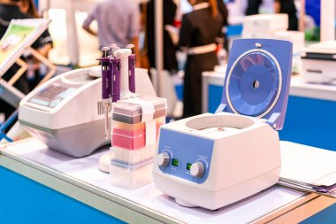 Endüstriyel kimyasal ilaç, içecek, kozmetik biyokimya, biyokimya vs. için ayrı bileşenler için otomatik ve modern teknoloji multi tüp santrifüj makinesi laboratuvar cihazı.