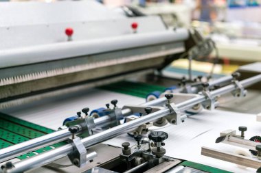 Otomatik yayın ya da yazıcı makinesinin modern ve yüksek teknolojili kağıt besleme ünitesi için birim kontrol çarkını ve silindiri kapat