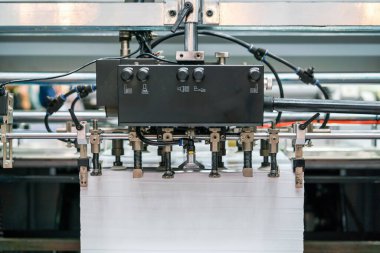 Otomatik yayın veya baskı makinesinin modern ve yüksek teknolojisindeki birçok kağıt ve ikmal ünitesi emme sistemi