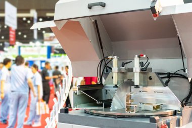 Metal boruları kesmek için yüksek hızda dairesel testere makinesi çeşitli endüstriyel şekillerde.