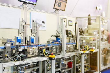 Üretim hattındaki acil durum durdurma düğmesini ve yüksek performanslı otomatik üretim montaj ve teftiş sürecinin programlanabilir mantık denetleyicisi plc 'sini kapat