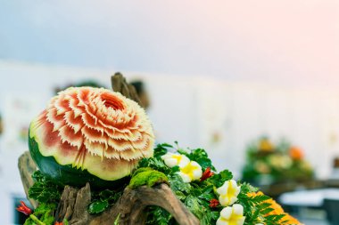 Renkli ve güzel karpuz oyulmuş veya yontulmuş yeşil yaprak üzerinde kopya alanı ile