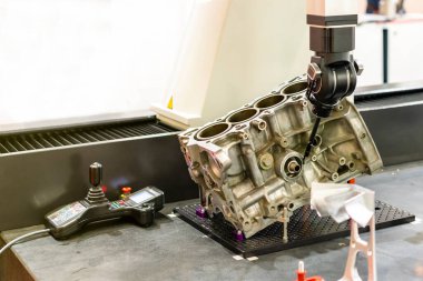 Fabrikada veya atölyede denetim sırasında yüksek hassasiyet ve yüksek doğruluk bölümü (motor silindiri gövde başı) otomatik koordinat ölçüm makinesi (CMM)
