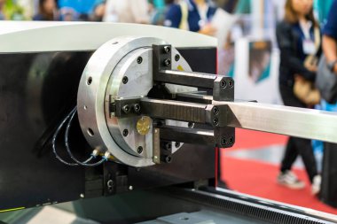 Yüksek hassasiyetli otomatik lazer kesme makinesi veya diğer kesme makineleri için otomatik chuck döndürme seti tarafından klemp sırasında iş parçasının kare borusunu kapat