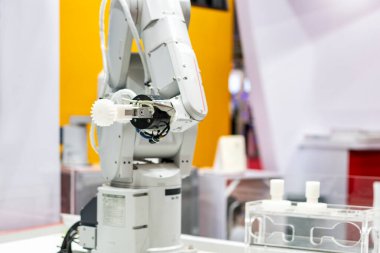 endüstriyel otomotiv parçalarını yakalamak için otomatik klemp ya da chuck ile yüksek teknoloji ve hassas robot tutuşu bu tür metal ya da plastik teçhizat imalat işleminde veya montajda kullanılır