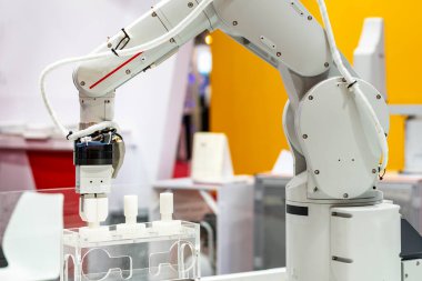 endüstriyel otomotiv parçalarını yakalamak için otomatik klemp ya da chuck ile yüksek teknoloji ve hassas robot tutuşu bu tür metal ya da plastik teçhizat imalat işleminde veya montajda kullanılır