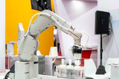 endüstriyel otomotiv parçalarını yakalamak için otomatik klemp ya da chuck ile yüksek teknoloji ve hassas robot tutuşu bu tür metal ya da plastik teçhizat imalat işleminde veya montajda kullanılır