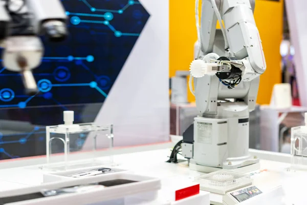 endüstriyel otomotiv parçalarını yakalamak için otomatik klemp ya da chuck ile yüksek teknoloji ve hassas robot tutuşu bu tür metal ya da plastik teçhizat imalat işleminde veya montajda kullanılır