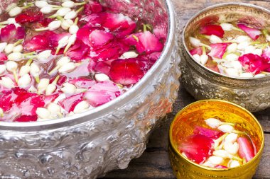 Tayland 'daki Songkran festivali için gümüş yapraklı ve altın kaplamalı su.