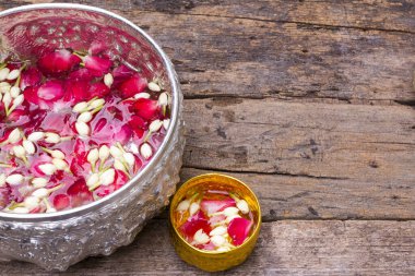 Tayland 'daki Songkran festivali için gümüş yapraklı ve altın kaplamalı su.