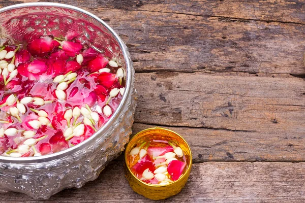 Tayland 'daki Songkran festivali için gümüş yapraklı ve altın kaplamalı su.