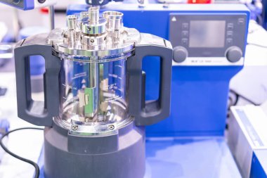 Kimyasal reaksiyon işlemleri için laboratuvarın içinde karıştırıcı ile gelişmiş modüler vakum reaktörü endüstriyel kozmetik ve eczacılık kimyasal tıbbı uygulamaları vb.
