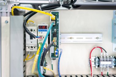 Yüksek performanslı iletişim sistemi için otomatik elektrikli çevirici donanımı olan ethernet dönüştürücü ve merkez veya duvar elektrik santralinde üretilen makine kontrolü