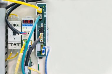 Yüksek performanslı iletişim sistemi için otomatik elektrikli çevirici donanımı olan ethernet dönüştürücü ve merkez veya fotokopi alanı olan duvar elektrik tedarik kutusunda üretilen makine kontrolü