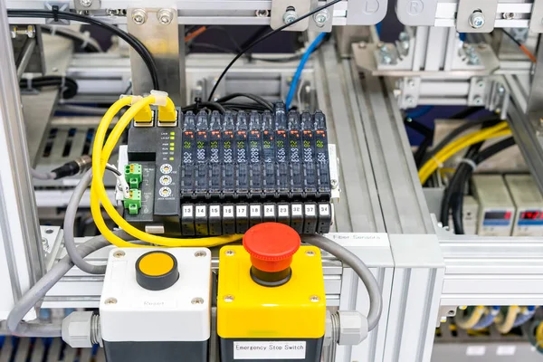 Acil durum durdurma düğmesini ve Ethernet sensör iletişim ünitesini yüksek performanslı optik kablo ile kapatın. Üretim hattında otomatik üretim montaj ve teftiş süreci