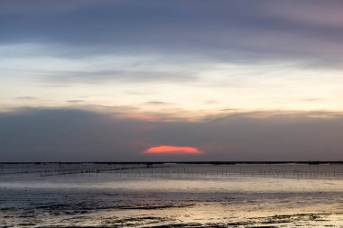 Güzel deniz manzarası, denizin üstünde gün batımı.
