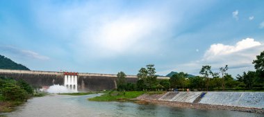 Nakhon Nayok 'da bulunan Khun Dan Prakan Chon barajında inanılmaz ve güzel su akışı ya da mavi gökyüzü ve bulutlu büyük barajda taşkınlar (Khun Dan Prakan Chon barajı))