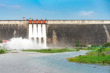 Nakhon Nayok 'da bulunan Khun Dan Prakan Chon barajında inanılmaz ve güzel su akışı ya da mavi gökyüzü ve bulutlu büyük barajda taşkınlar (Khun Dan Prakan Chon barajı))