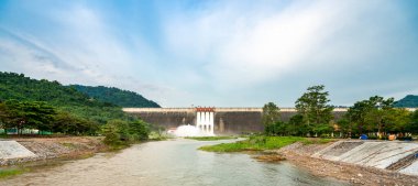 Nakhon Nayok 'da bulunan Khun Dan Prakan Chon barajında inanılmaz ve güzel su akışı ya da mavi gökyüzü ve bulutlu büyük barajda taşkınlar (Khun Dan Prakan Chon barajı))