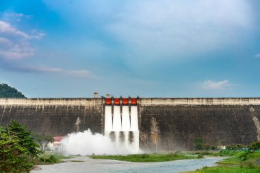 Nakhon Nayok 'da bulunan Khun Dan Prakan Chon barajında inanılmaz ve güzel su akışı ya da mavi gökyüzü ve bulutlu büyük barajda taşkınlar (Khun Dan Prakan Chon barajı))