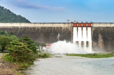 Nakhon Nayok 'da bulunan Khun Dan Prakan Chon barajında inanılmaz ve güzel su akışı ya da mavi gökyüzü ve bulutlu büyük barajda taşkınlar (Khun Dan Prakan Chon barajı))