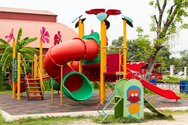 Okuldaki açık hava renkli çocuk parkı