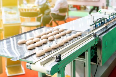 Yüksek performanslı algılayıcılarla, sanayi ticareti için seri üretim hattında yüksek performans denetim sürecinden sonra malları veya ürünleri kapatın.