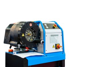 Beyaz arka planda izole edilmiş sanayi için hidrolik hortum sıkıştırma makinesi başlığını kapat