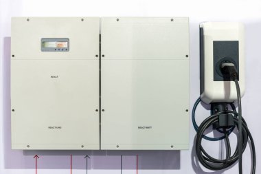 Ev otomobili veya hibrid için elektrik kablosu şarj edilen modern ve yüksek ulaşım teknolojisi (Ev) istasyonu