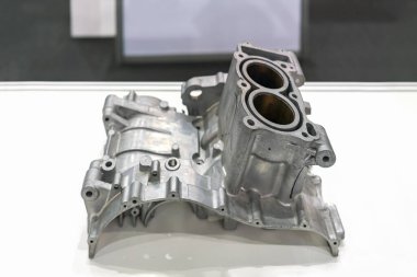 Yüksek basınçtan dolayı otomobil bölümü için alüminyum veya alaşımlı motor silindiri engeli masadaki döküm üretim sürecinde ölsün