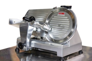 Modern yarı otomatik donmuş et dilimleyici yemek endüstrisi için elektrikli makine beyaz arka planda izole edilmiş kırpma yolu ile yemek masasında
