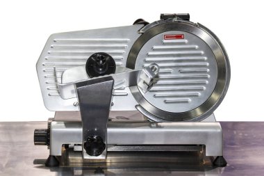 Modern yarı otomatik donmuş et dilimleyici yemek endüstrisi için elektrikli makine beyaz arka planda izole edilmiş kırpma yolu ile yemek masasında