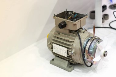 Yüksek hassasiyetli ve hassas elektromıknatıs fren torku ile modern elektrikli motor montajını kapatın