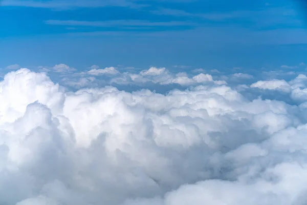 Prachtige Blauwe Lucht Boven Wit Wolkenzicht Vanuit Vliegtuig — Stockfoto