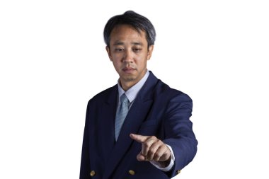 Asyalı iş adamı takım elbiseli işaret parmağı takıyor beyaz arkaplanda kırpma yolu ile izole edilmiş (parmak odaklanmasını seçin)