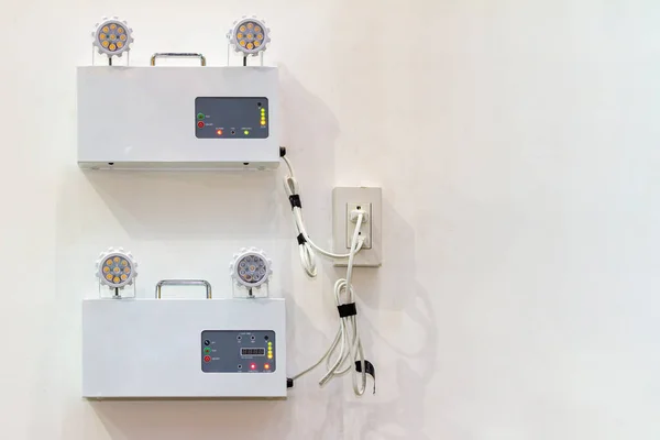 Luz Emergência Automática Com Duas Lâmpadas Instalam Parede Quando Falta — Fotografia de Stock