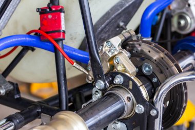 Arka tekerlek kalibreli fren ünitesi montajını go kart milinde kapat (mini yarış arabası)